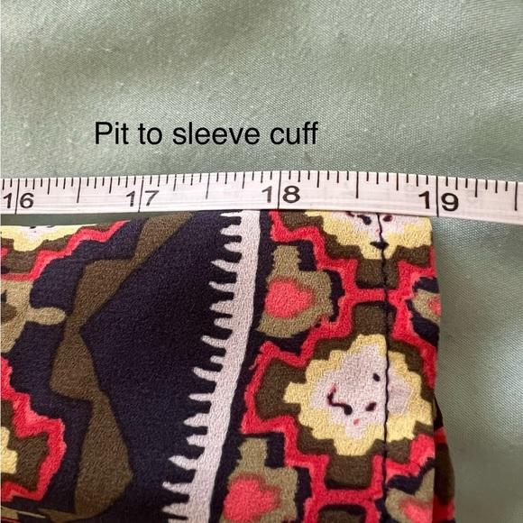 Hālo Women’s Geometric Print Long Bell Sleeve Blouse - Picture 10 of 10